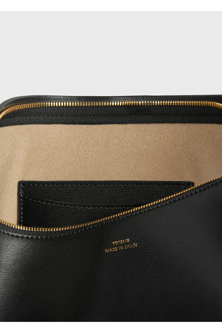 TOTEME 스쿱드 슬링백 블랙의 블랙컬러 5번쨰 이미지입니다.