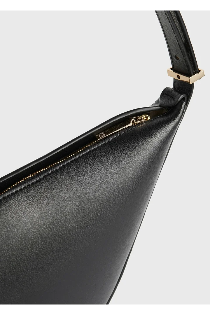 TOTEME 스쿱드 슬링백 블랙의 블랙컬러 6번쨰 이미지입니다.