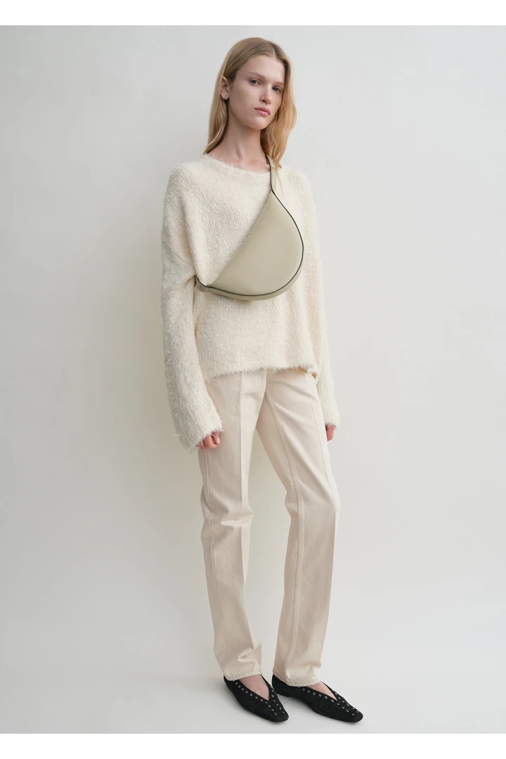 TOTEME 스쿱드 슬링백 폰의 폰컬러 1번쨰 이미지입니다.