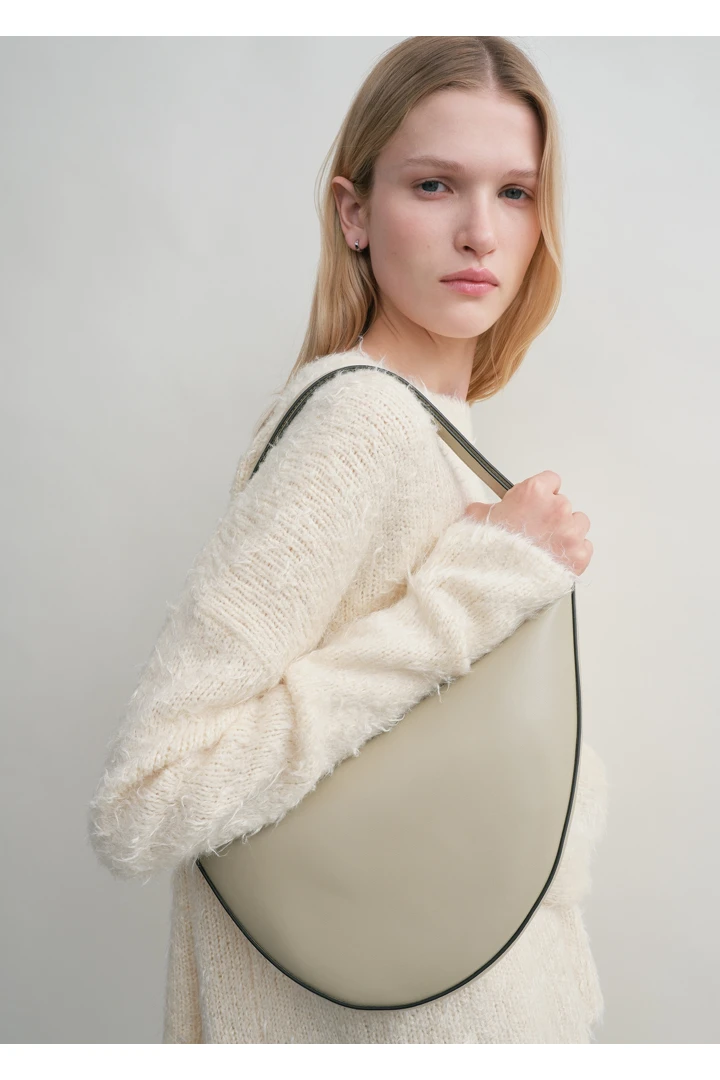 TOTEME 스쿱드 슬링백 폰의 폰컬러 2번쨰 이미지입니다.