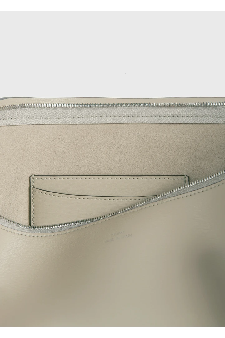 TOTEME 스쿱드 슬링백 폰의 폰컬러 3번쨰 이미지입니다.