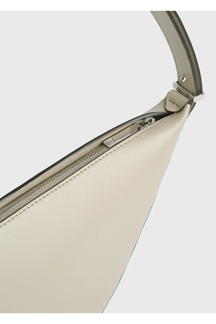 TOTEME 스쿱드 슬링백 폰의 폰컬러 4번쨰 이미지입니다.