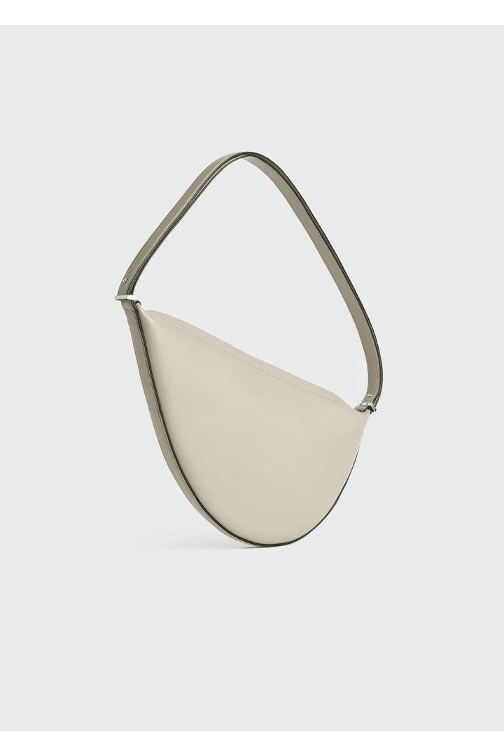 TOTEME 스쿱드 슬링백 폰의 폰컬러 5번쨰 이미지입니다.