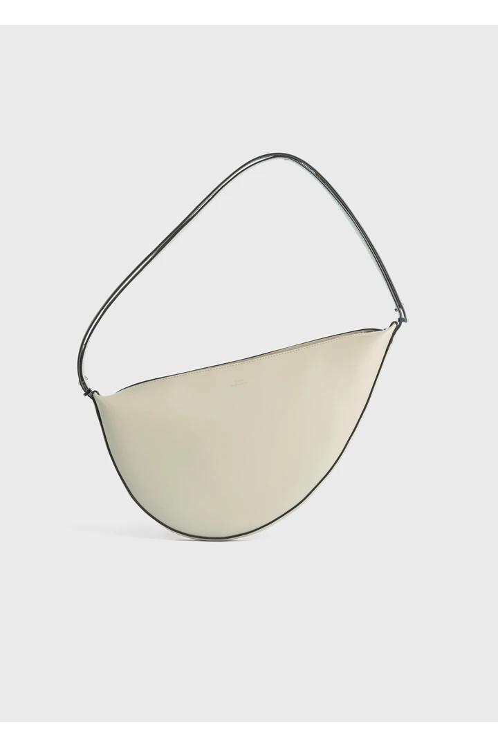 TOTEME 스쿱드 슬링백 폰의 폰컬러 6번쨰 이미지입니다.