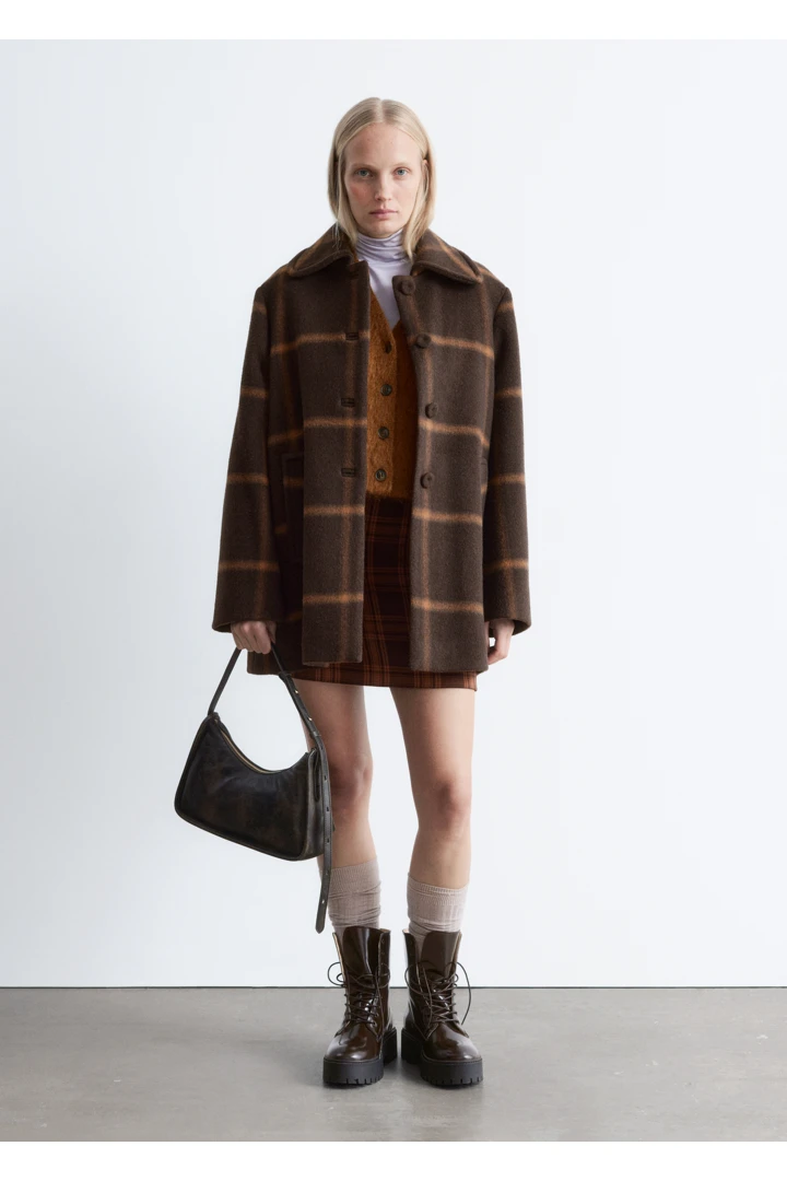 앤아더스토리즈 레더 숄더백의 브라운컬러 ECOMLook입니다.