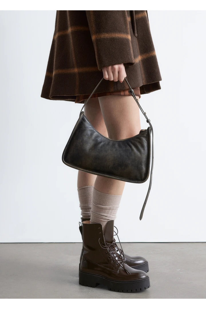 앤아더스토리즈 레더 숄더백의 브라운컬러 ECOMLook입니다.