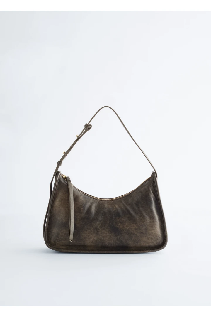 앤아더스토리즈 레더 숄더백의 브라운컬러 Product입니다.