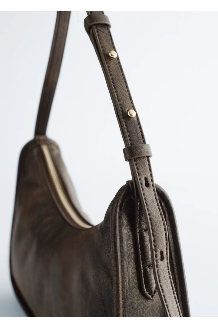 앤아더스토리즈 레더 숄더백의 브라운컬러 Product입니다.