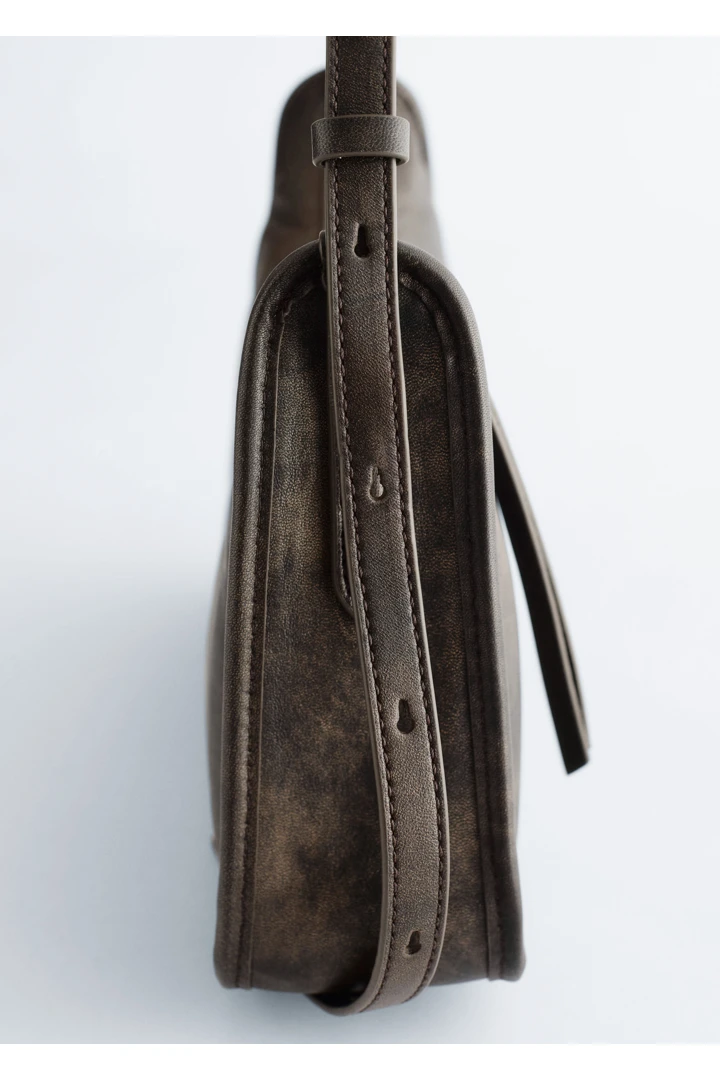 앤아더스토리즈 레더 숄더백의 브라운컬러 Product입니다.