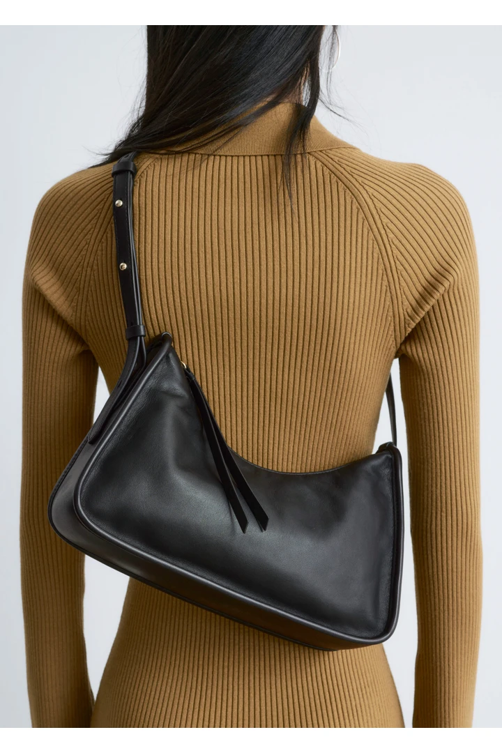 앤아더스토리즈 레더 숄더백의 블랙컬러 ECOMLook입니다.