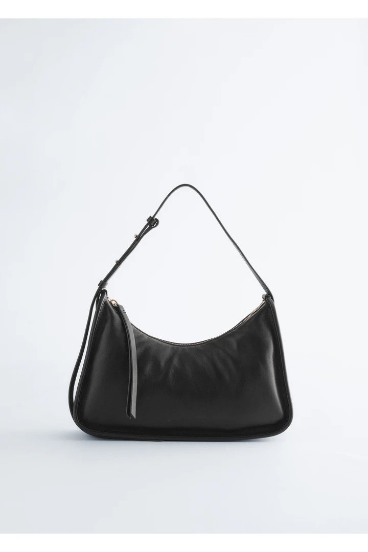 앤아더스토리즈 레더 숄더백의 블랙컬러 Product입니다.