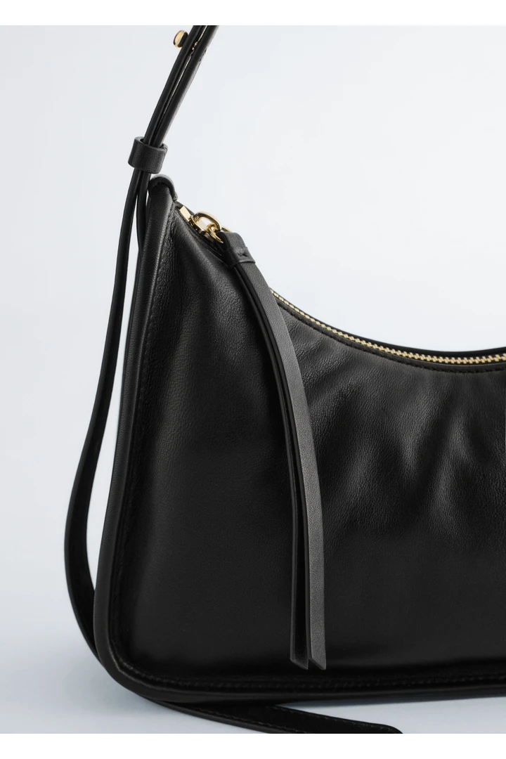 앤아더스토리즈 레더 숄더백의 블랙컬러 Product입니다.