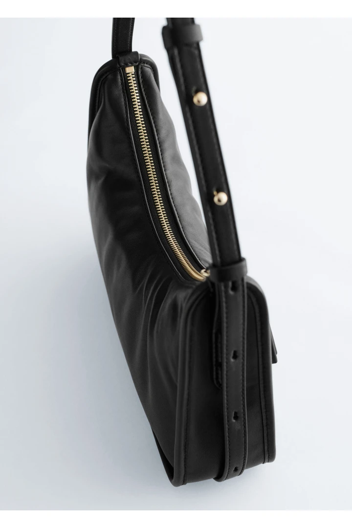 앤아더스토리즈 레더 숄더백의 블랙컬러 Product입니다.