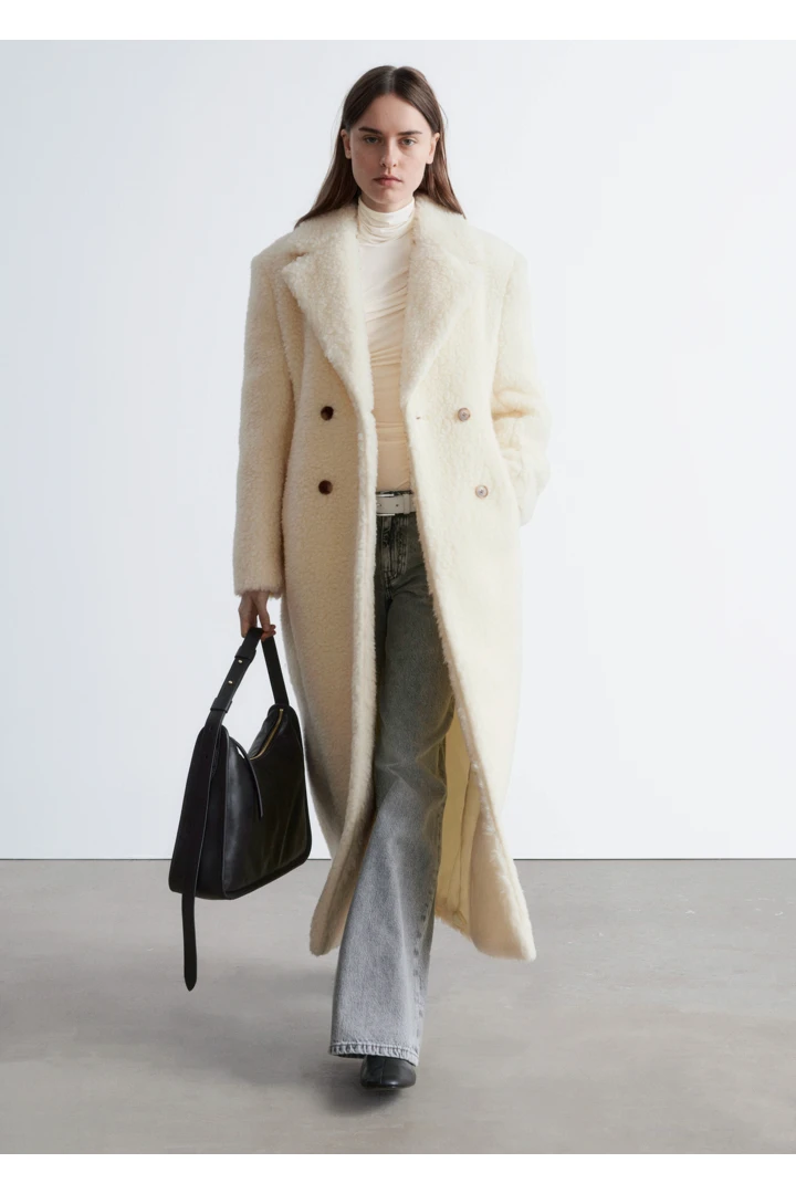 앤아더스토리즈 레더 토트백의 블랙컬러 Environmental입니다.