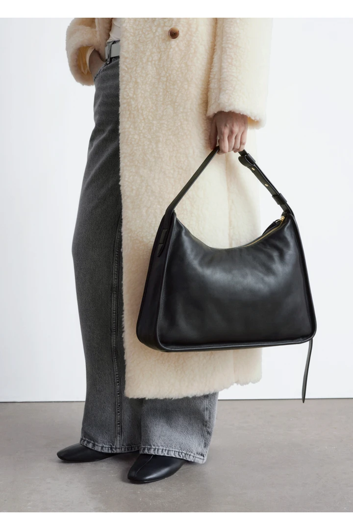 앤아더스토리즈 레더 토트백의 블랙컬러 Environmental입니다.