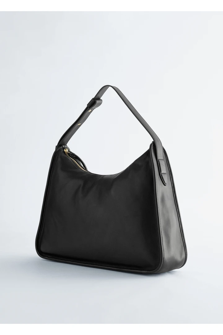 앤아더스토리즈 레더 토트백의 블랙컬러 Product입니다.