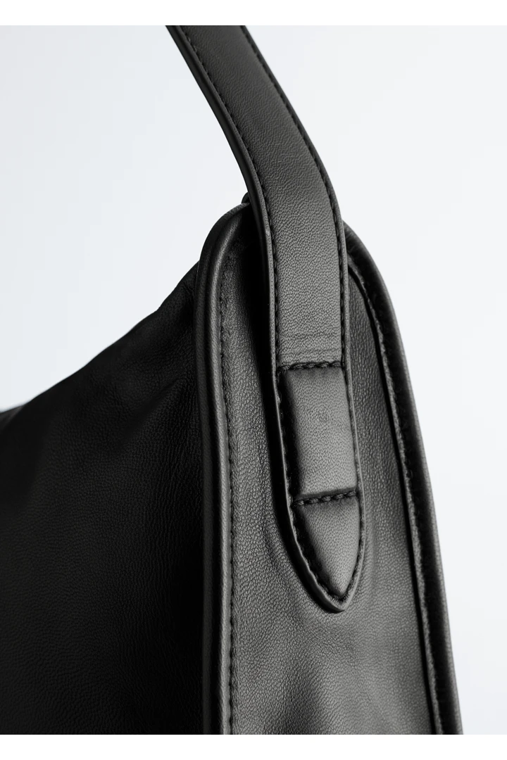 앤아더스토리즈 레더 토트백의 블랙컬러 Product입니다.