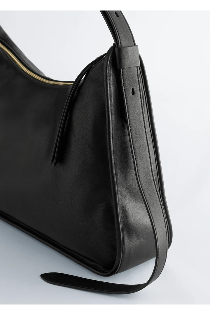 앤아더스토리즈 레더 토트백의 블랙컬러 Product입니다.