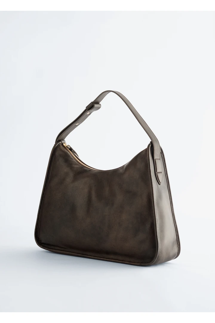 앤아더스토리즈 레더 토트백의 다크 그레이컬러 Product입니다.