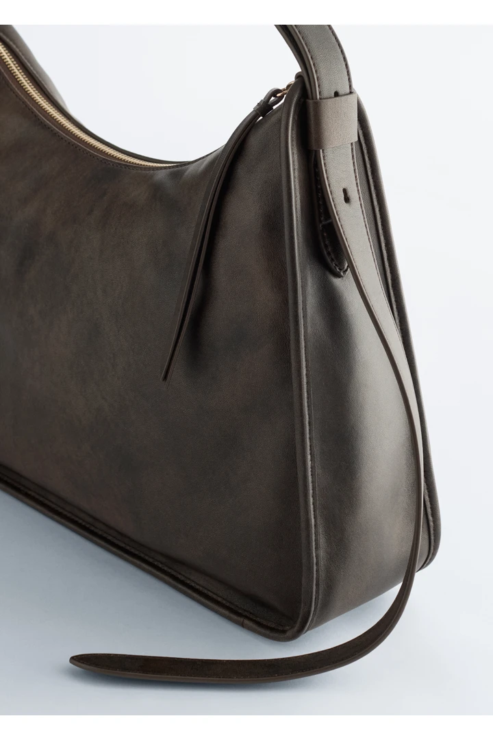 앤아더스토리즈 레더 토트백의 다크 그레이컬러 Product입니다.