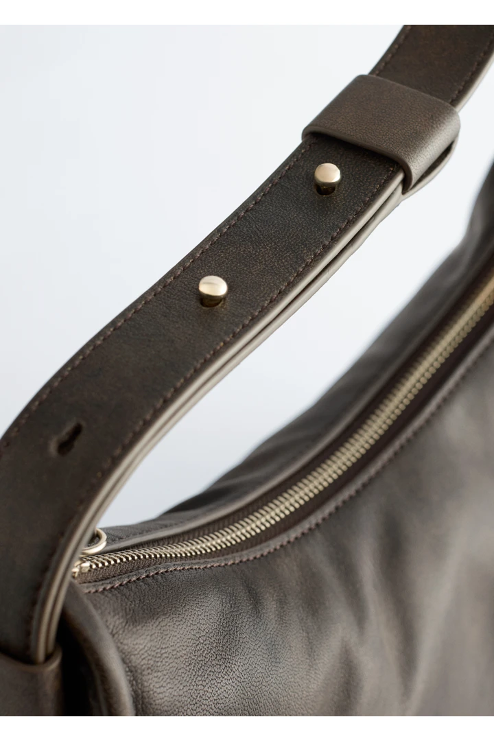 앤아더스토리즈 레더 토트백의 다크 그레이컬러 Product입니다.