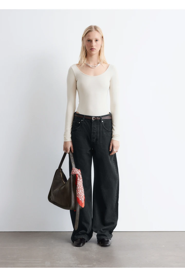 앤아더스토리즈 레더 토트백의 다크 그레이컬러 Environmental입니다.