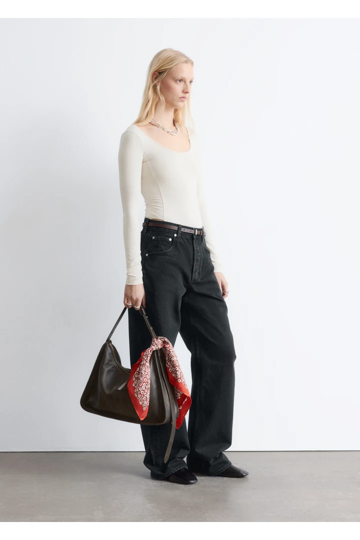 앤아더스토리즈 레더 토트백의 다크 그레이컬러 Environmental입니다.