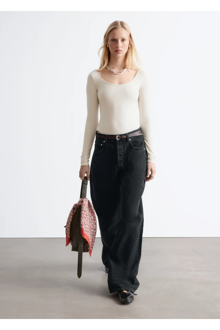 앤아더스토리즈 레더 토트백의 다크 그레이컬러 Environmental입니다.