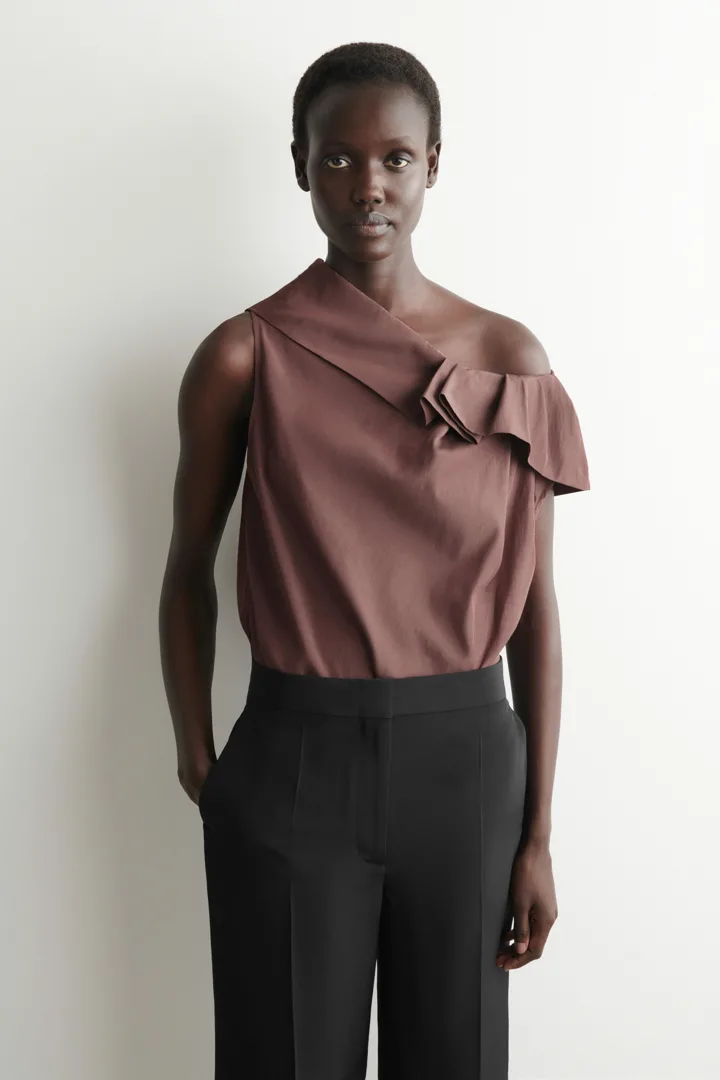 COS default image 26 of 브라운 in 오버사이즈 드레이프 탑