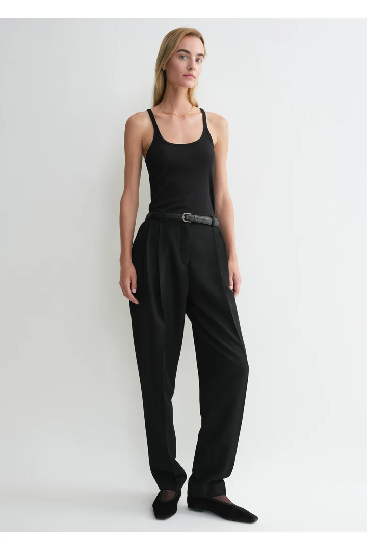 TOTEME 스쿠프 넥 립 탱크 탑 블랙의 블랙컬러 0번쨰 이미지입니다.