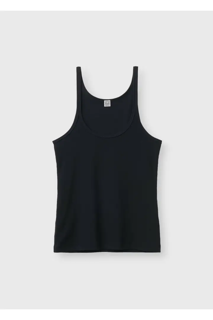 TOTEME 스쿠프 넥 립 탱크 탑 블랙의 블랙컬러 5번쨰 이미지입니다.