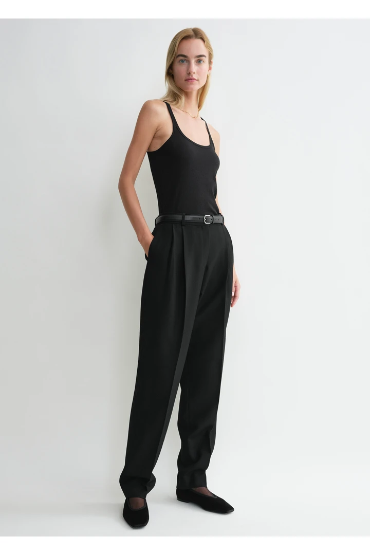 TOTEME 스쿠프 넥 립 탱크 탑 블랙의 블랙컬러 1번쨰 이미지입니다.