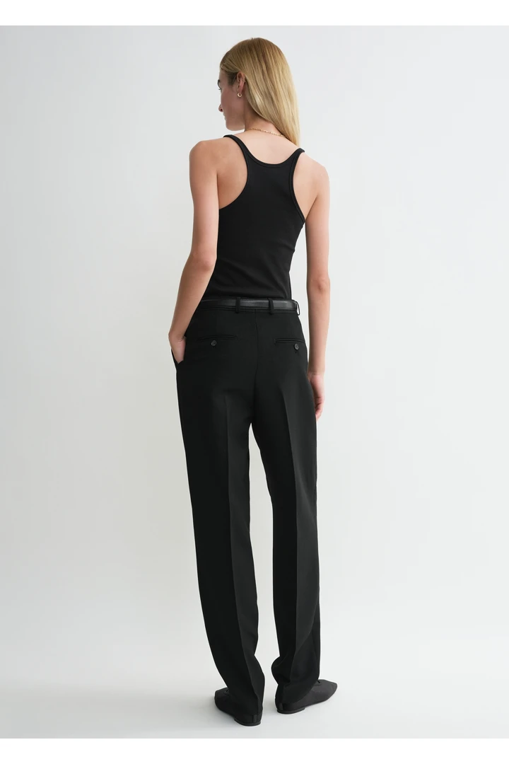 TOTEME 스쿠프 넥 립 탱크 탑 블랙의 블랙컬러 2번쨰 이미지입니다.