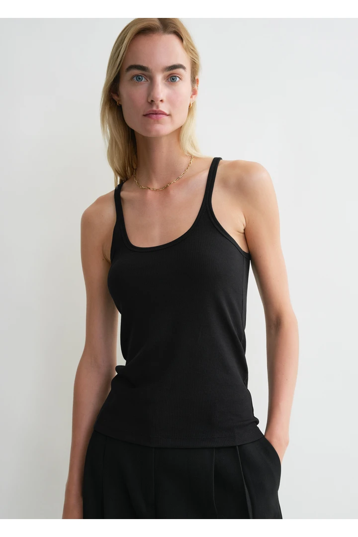 TOTEME 스쿠프 넥 립 탱크 탑 블랙의 블랙컬러 3번쨰 이미지입니다.