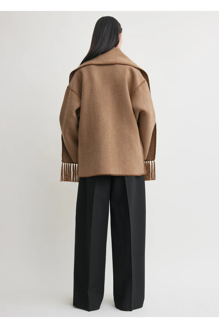 TOTEME 엠브로이더드 스카프 재킷 카멜의 카멜컬러 2번쨰 이미지입니다.