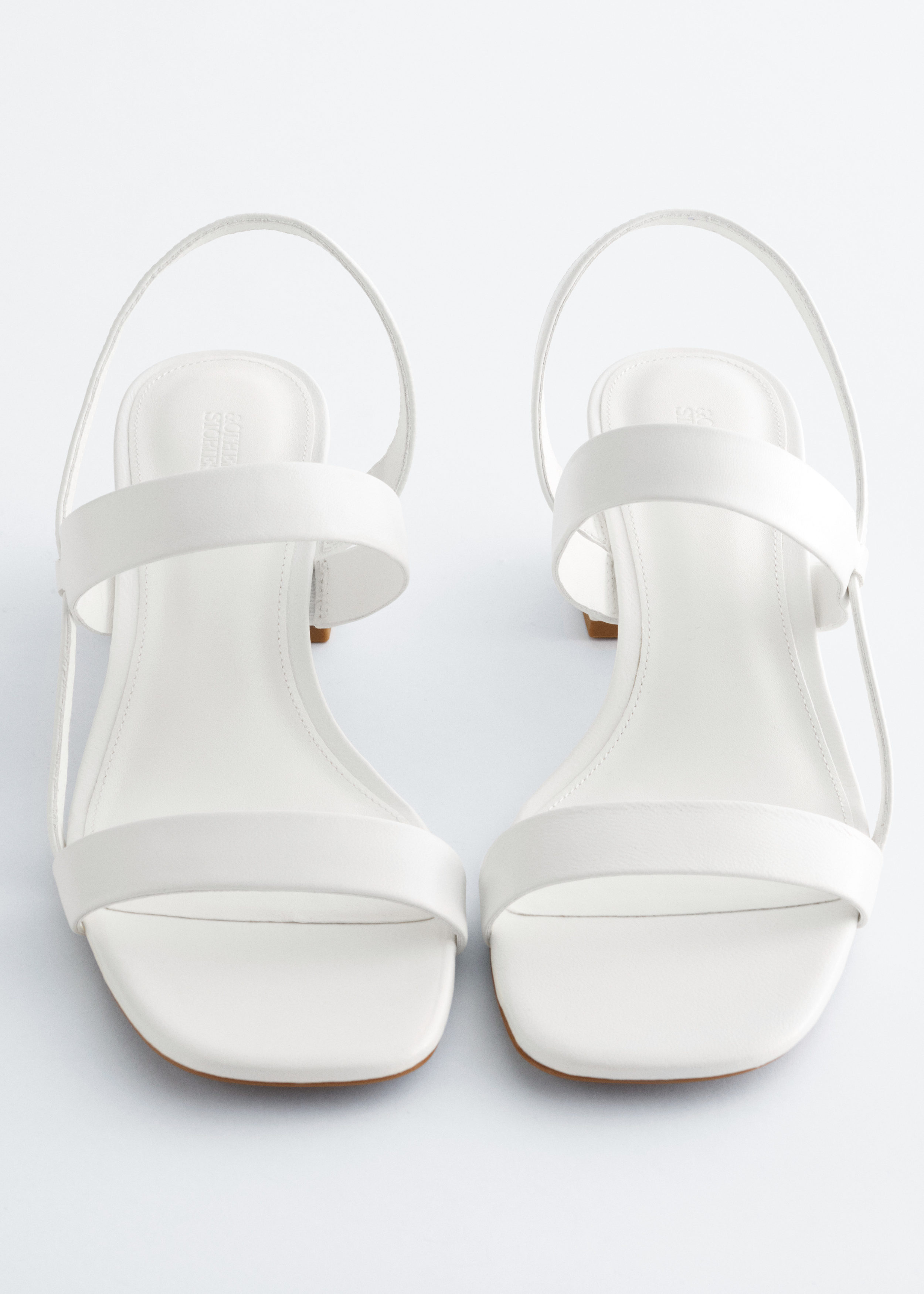 앤아더스토리즈 스트래피 블록 힐 샌들의 화이트컬러 Product입니다.