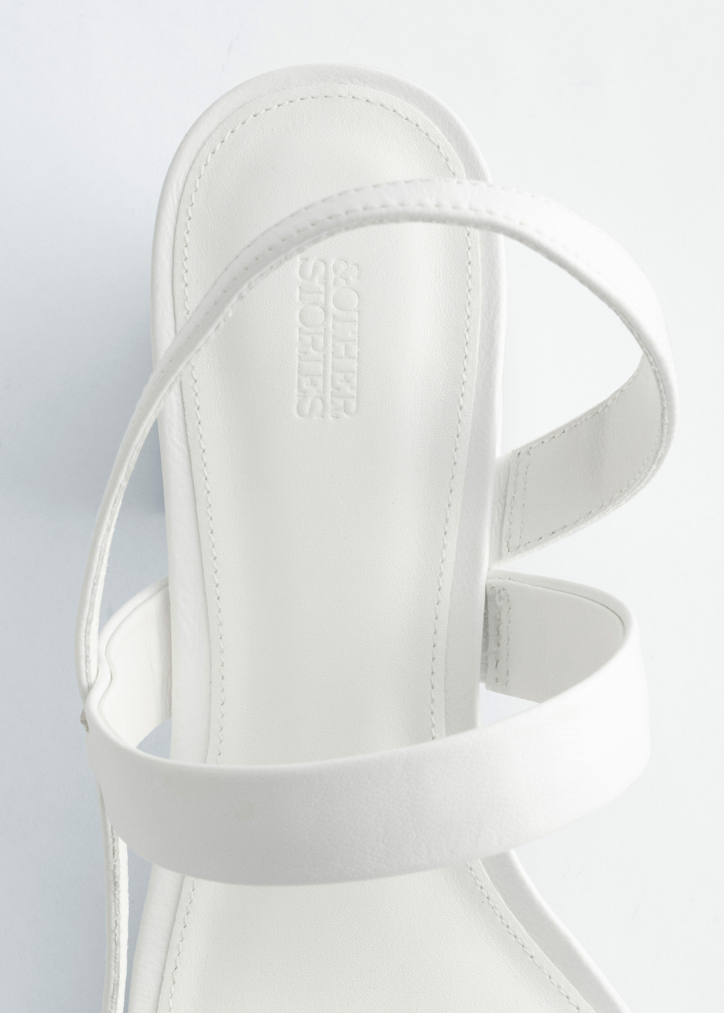 앤아더스토리즈 스트래피 블록 힐 샌들의 화이트컬러 Product입니다.