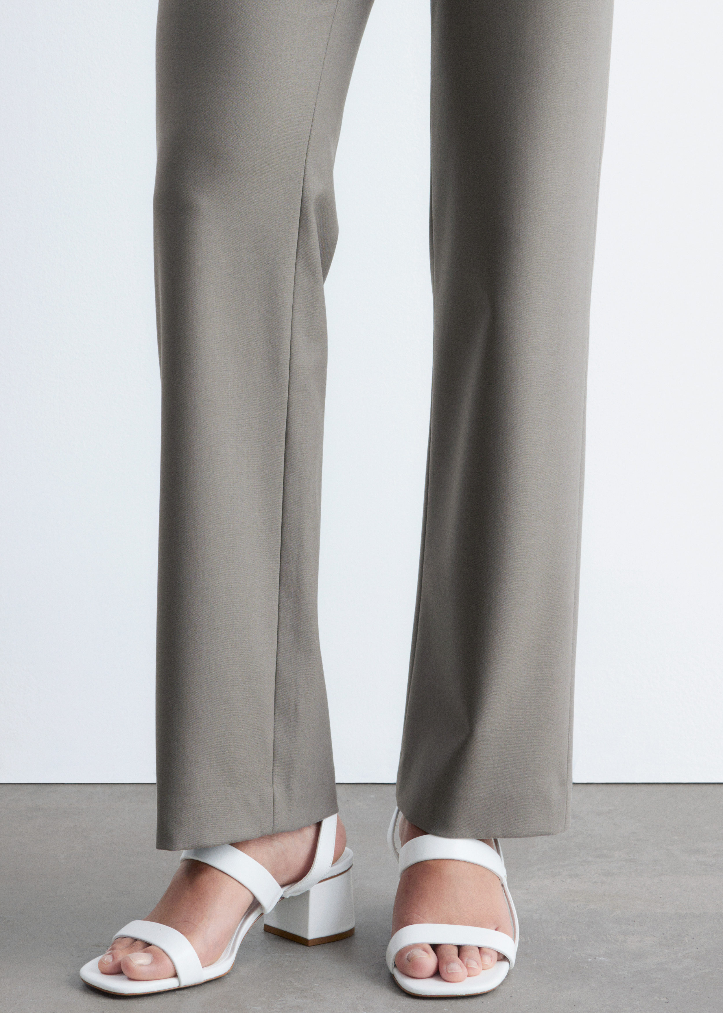 앤아더스토리즈 스트래피 블록 힐 샌들의 화이트컬러 ECOMLook입니다.