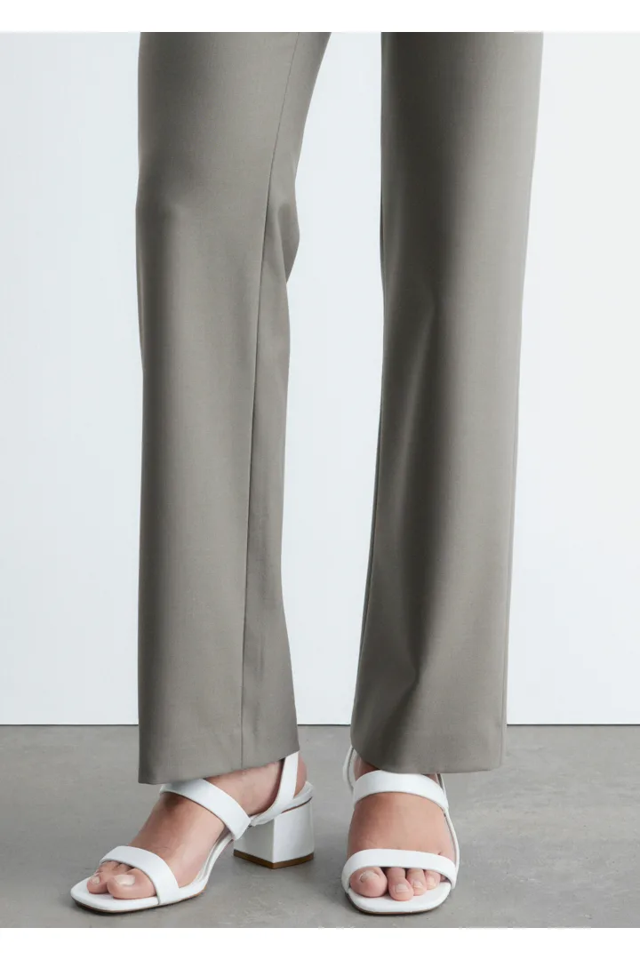 앤아더스토리즈 스트래피 블록 힐 샌들의 화이트컬러 ECOMLook입니다.