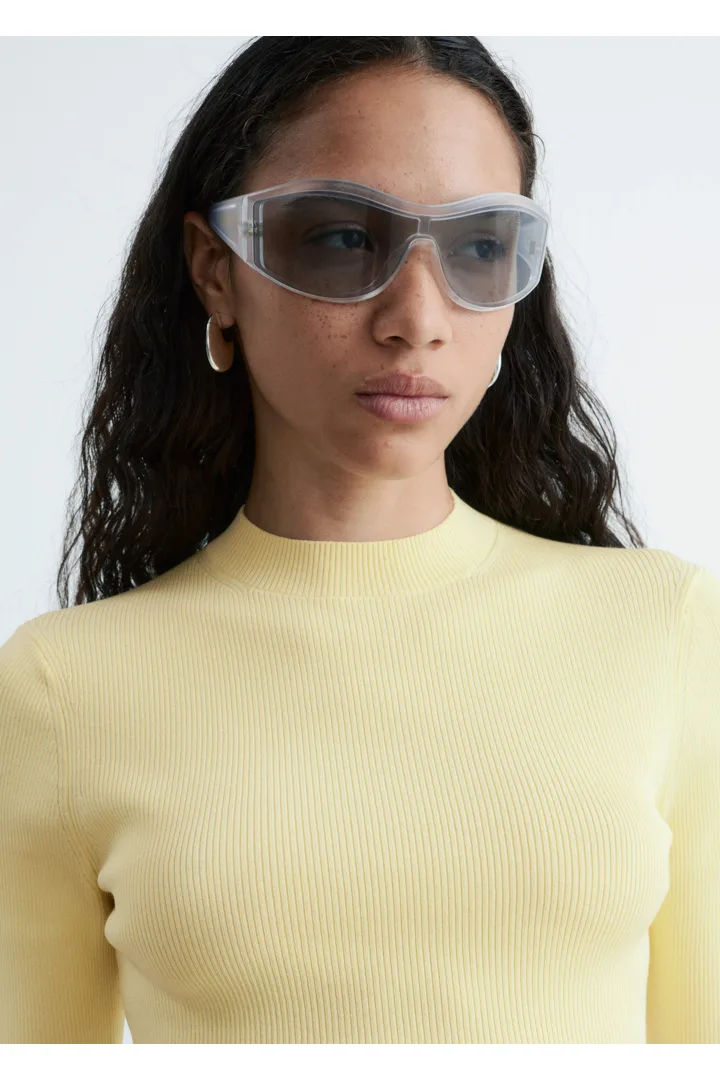 앤아더스토리즈 슬림 핏 크롭 티셔츠의 파스텔 옐로우컬러 ECOMLook입니다.