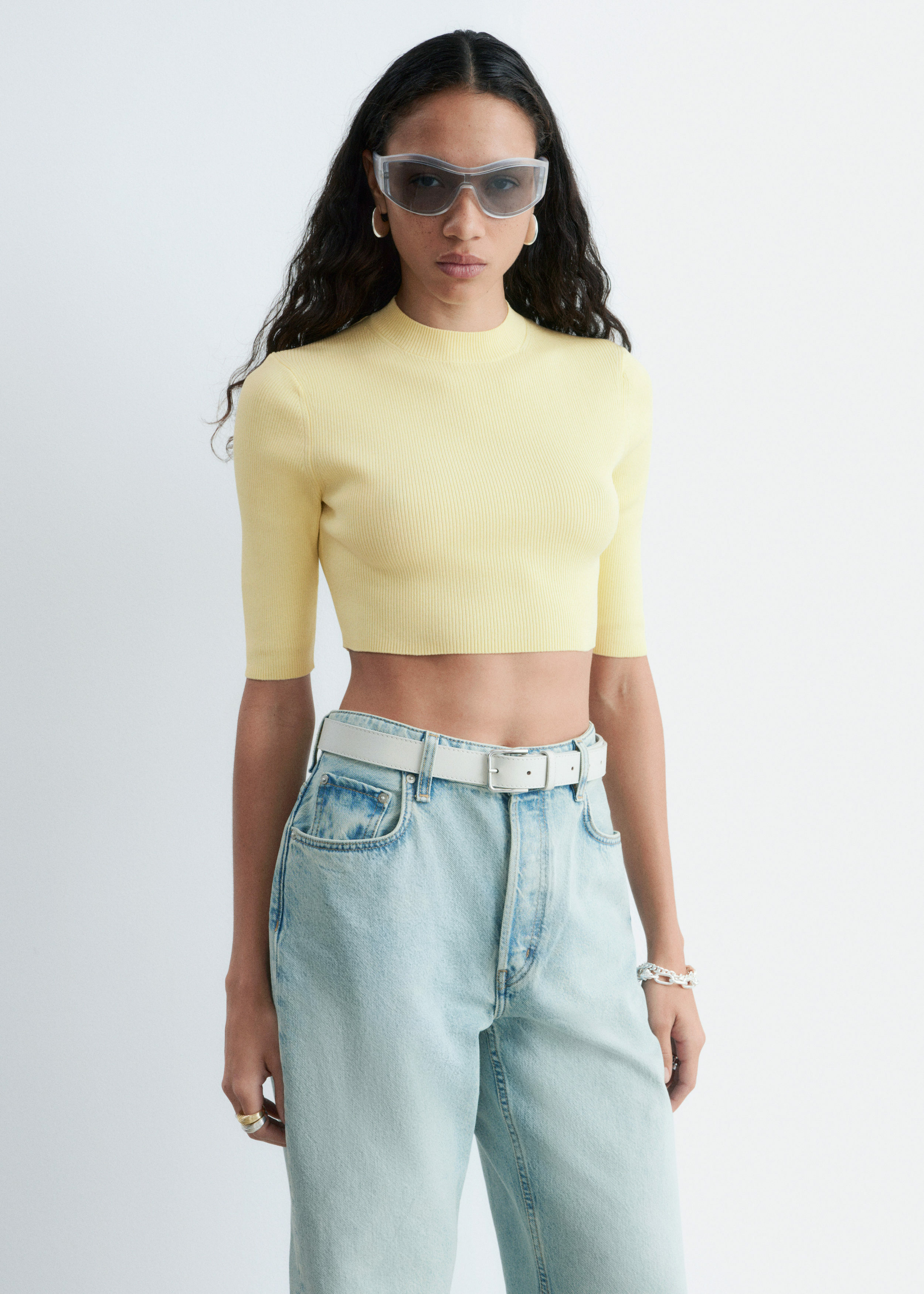 앤아더스토리즈 슬림 핏 크롭 티셔츠의 파스텔 옐로우컬러 ECOMLook입니다.