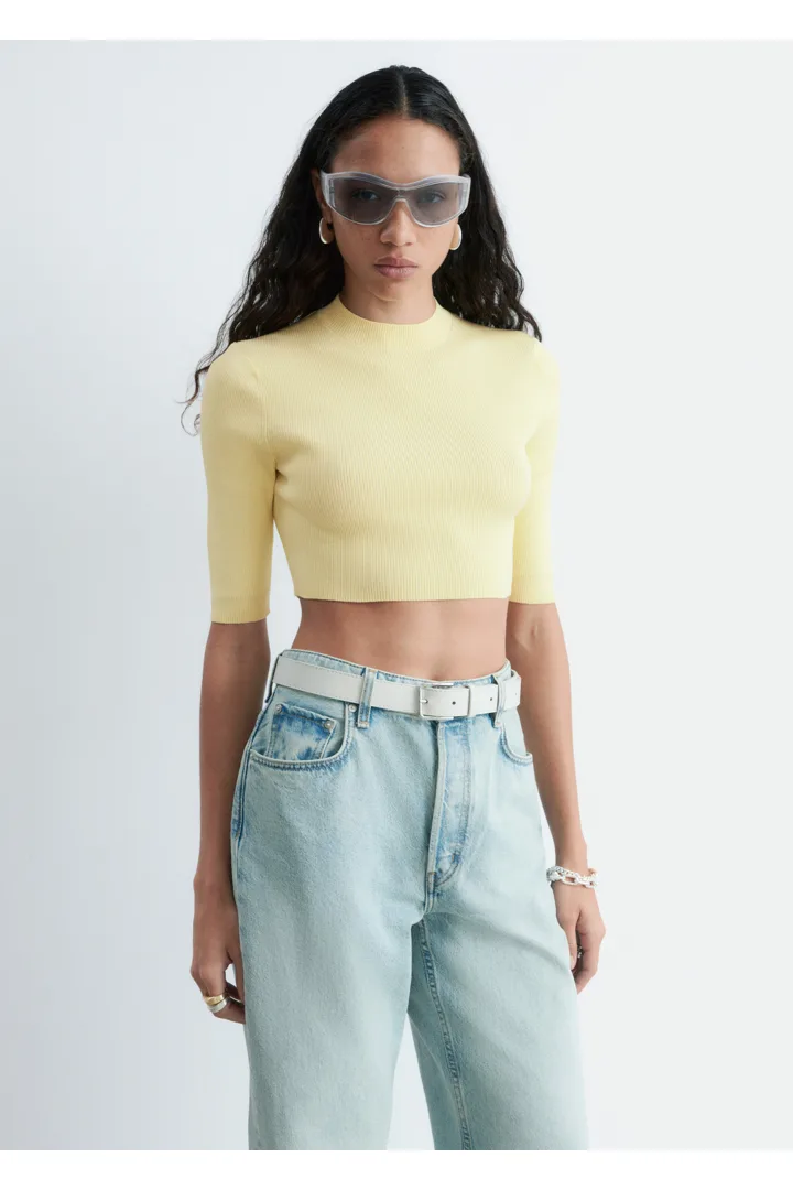 앤아더스토리즈 슬림 핏 크롭 티셔츠의 파스텔 옐로우컬러 ECOMLook입니다.