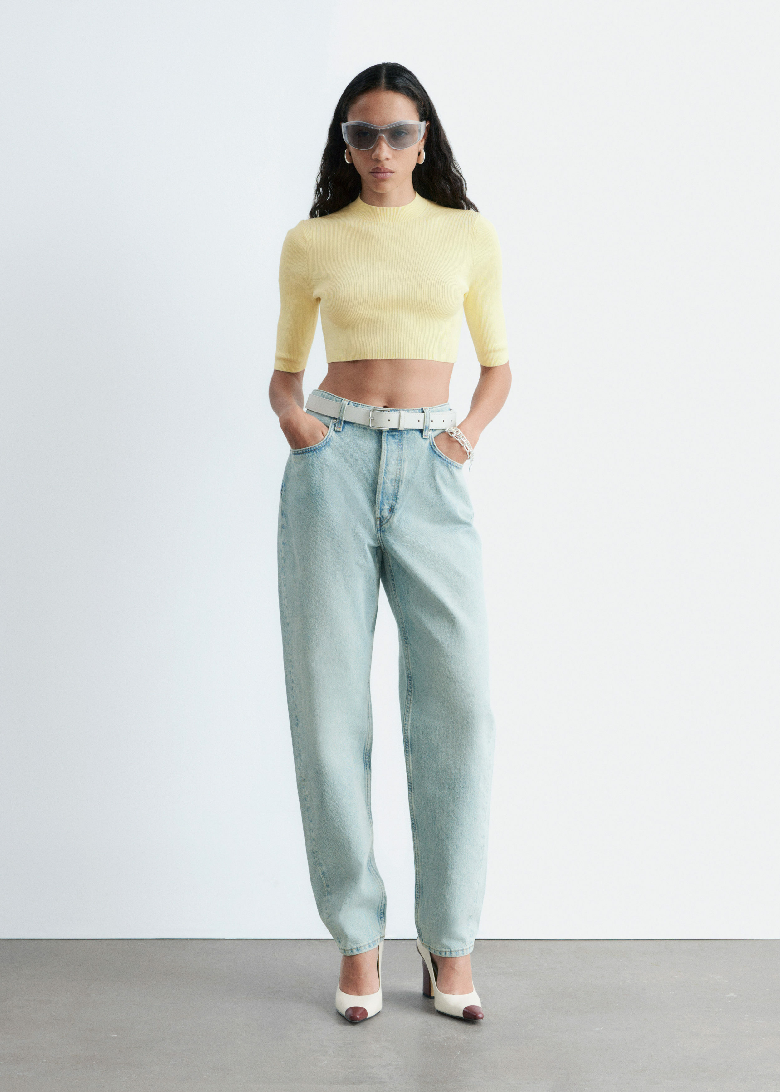 앤아더스토리즈 슬림 핏 크롭 티셔츠의 파스텔 옐로우컬러 ECOMLook입니다.