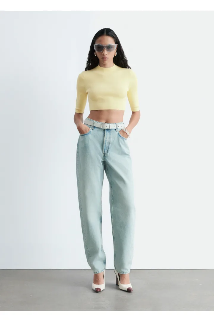 앤아더스토리즈 슬림 핏 크롭 티셔츠의 파스텔 옐로우컬러 ECOMLook입니다.