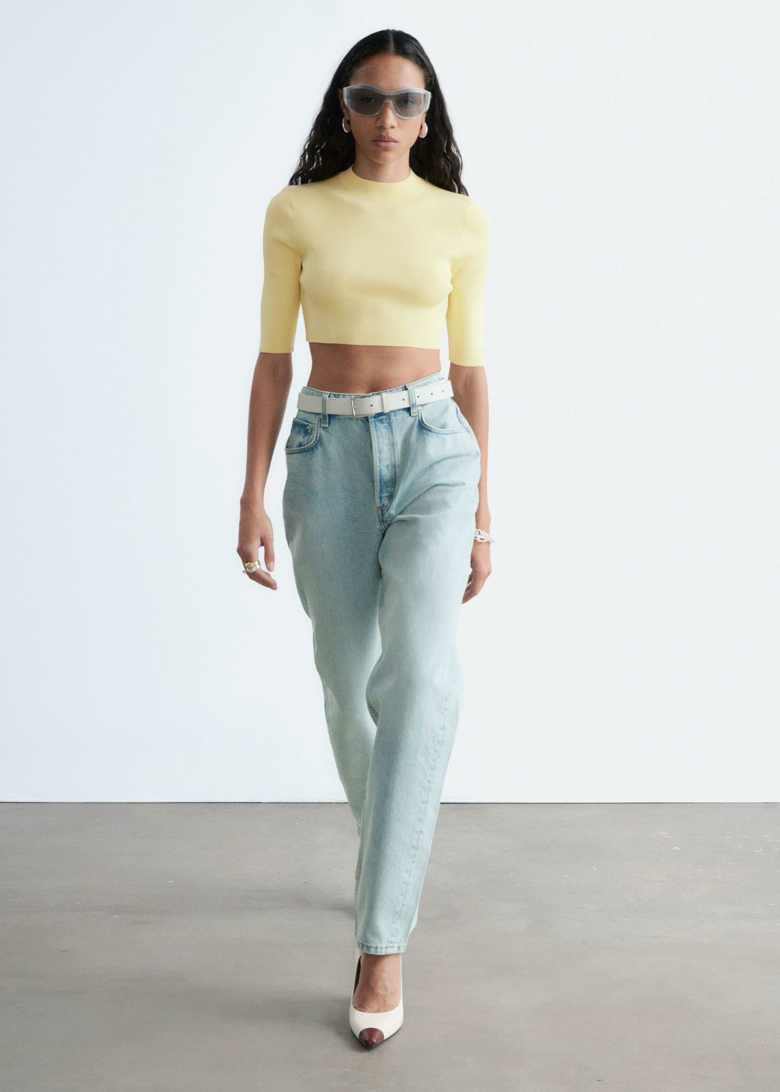 앤아더스토리즈 슬림 핏 크롭 티셔츠의 파스텔 옐로우컬러 ECOMLook입니다.