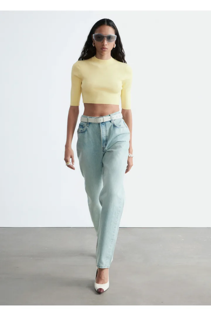 앤아더스토리즈 슬림 핏 크롭 티셔츠의 파스텔 옐로우컬러 ECOMLook입니다.