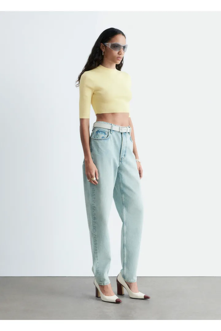 앤아더스토리즈 슬림 핏 크롭 티셔츠의 파스텔 옐로우컬러 ECOMLook입니다.