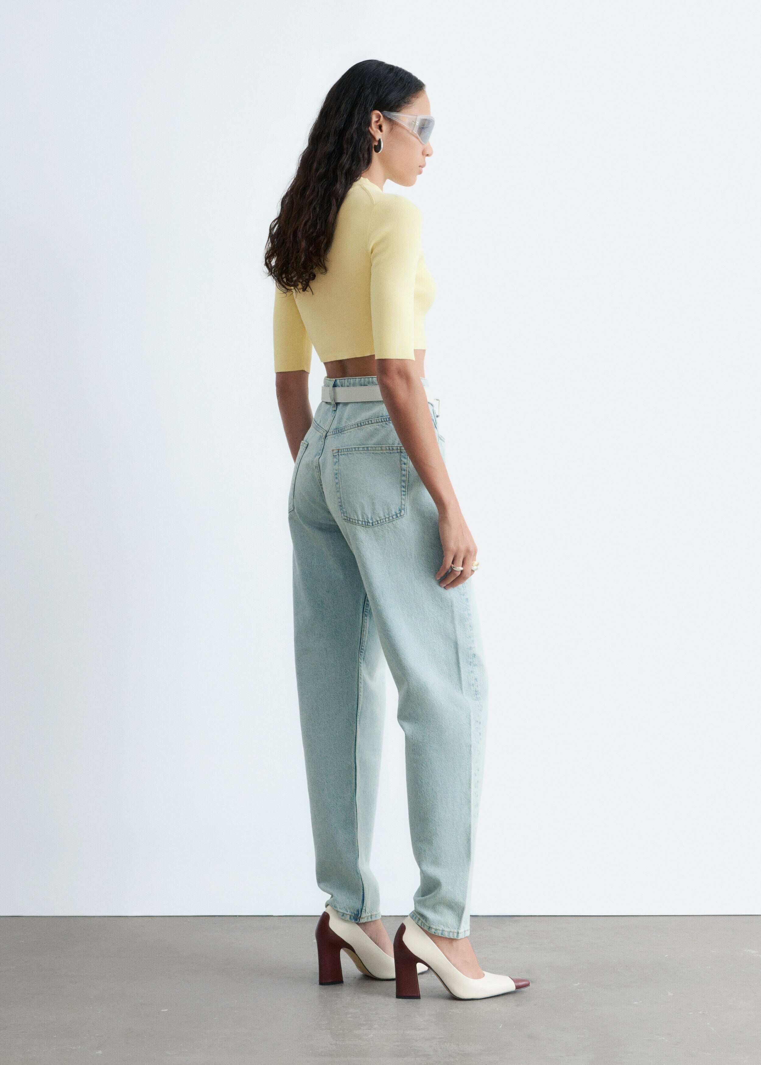 앤아더스토리즈 슬림 핏 크롭 티셔츠의 파스텔 옐로우컬러 ECOMLook입니다.