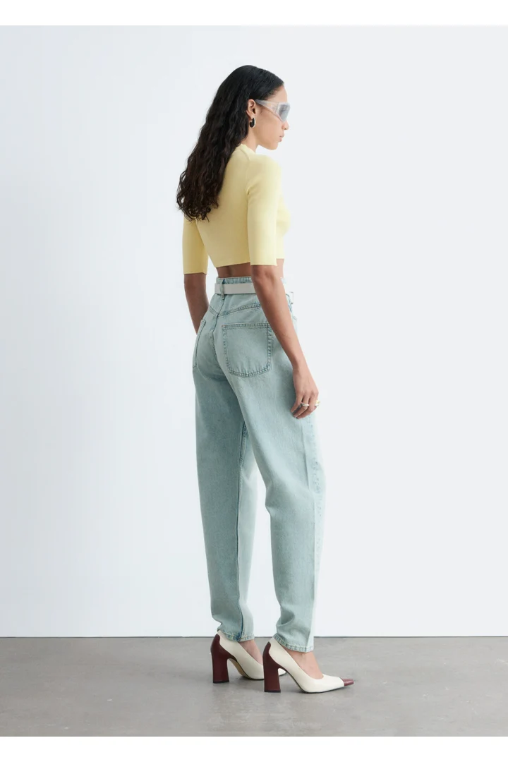 앤아더스토리즈 슬림 핏 크롭 티셔츠의 파스텔 옐로우컬러 ECOMLook입니다.