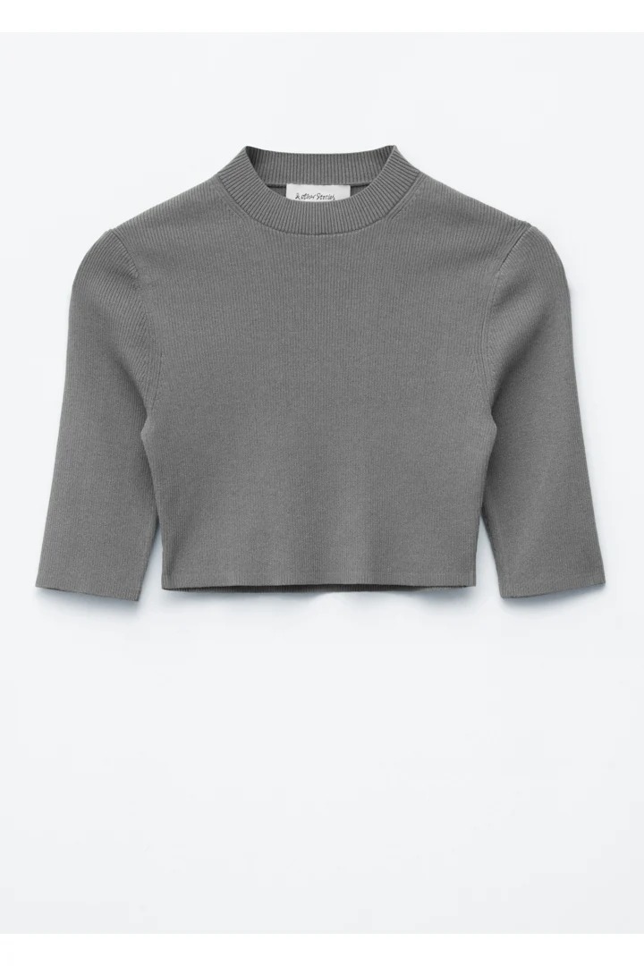 앤아더스토리즈 슬림 핏 크롭 티셔츠의 다크 그레이컬러 Product입니다.